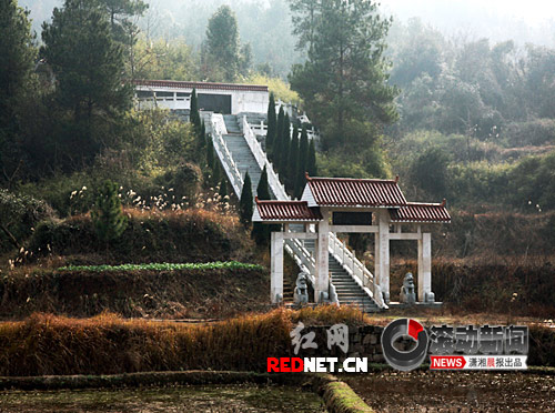 湖南衡南官員奢華墓地被曝光 雕龍刻鳳堪比皇陵