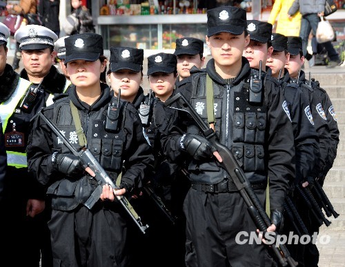 河南女子特警首次亮相春運(yùn)安保