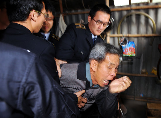 廣東佛山圍剿山寨加油站(組圖)