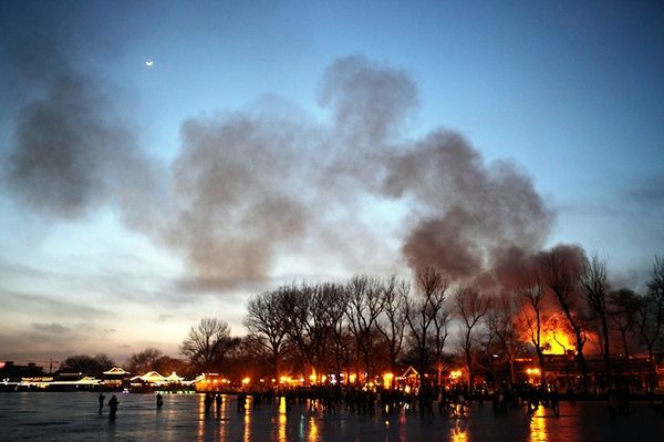 北京什剎海兩家酒吧失火 疑因游人燃放煙花引發(fā)