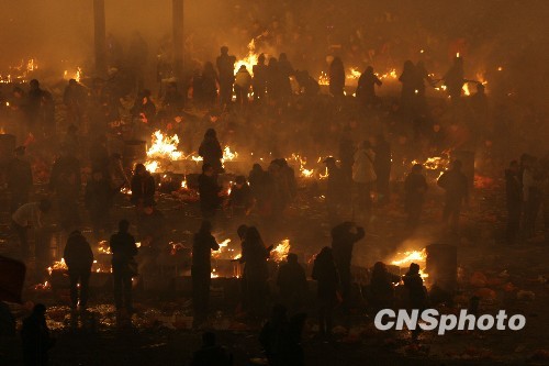 武漢歸元寺五十萬香客夜拜財神