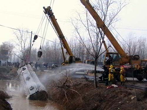 河南濮陽一17噸苯胺罐車側(cè)翻泄露 幸無人員傷亡