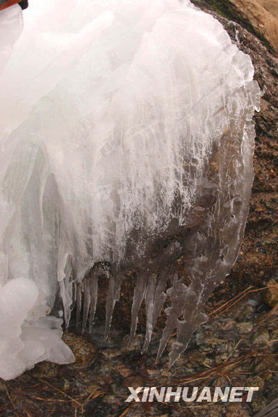 新疆庫(kù)姆塔格沙漠大峽谷出現(xiàn)冰雪奇觀