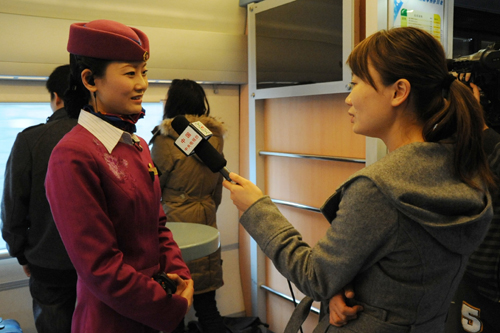 乘客眼中的“明星”：美女列車長美麗的事（圖）
