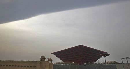 上海天空突現(xiàn)“陰陽云”奇觀 與地震無關(guān)(圖)