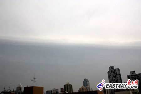 上海天空突現(xiàn)“陰陽云”奇觀 與地震無關(guān)(圖)
