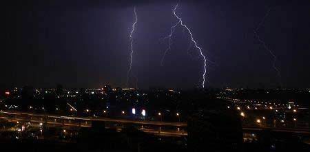 上海天空突現(xiàn)“陰陽云”奇觀 與地震無關(guān)(圖)