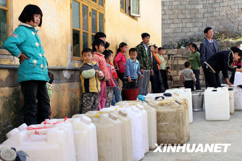 廣西旱區(qū)群眾積極抗旱