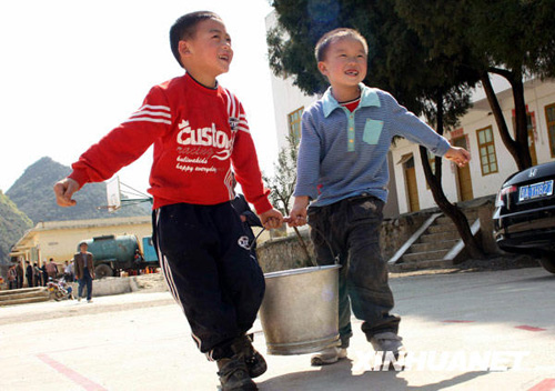 廣西旱區(qū)群眾積極抗旱