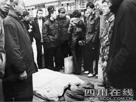 四川達州農(nóng)民工高空作業(yè)摔癱被棄火車站(圖)