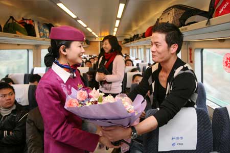 美女列車(chē)長(zhǎng)走紅網(wǎng)絡(luò) 帥哥“粉絲”獻(xiàn)花（圖）