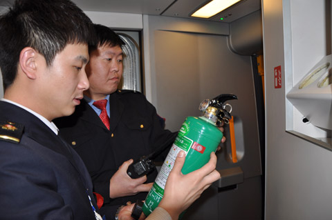 同“春運”共度除夕的鐵路工作者