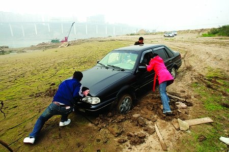 情侶長江邊曬太陽 車陷淤泥“無法自拔”