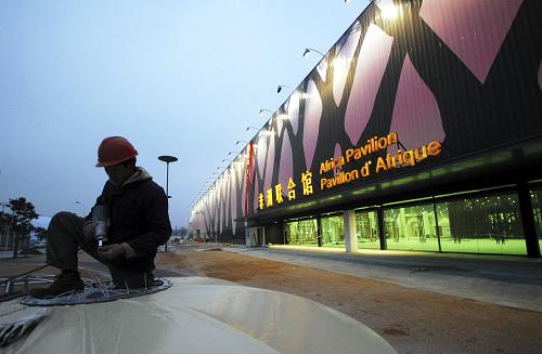 上海世博會外國國家館陸續(xù)試燈