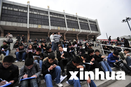 武大校園招聘會(huì)被“擠爆”