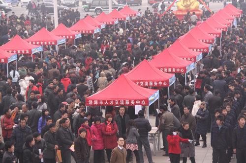 濟(jì)源市“就業(yè)促進(jìn)行動(dòng)”萬(wàn)人招聘會(huì)（圖）