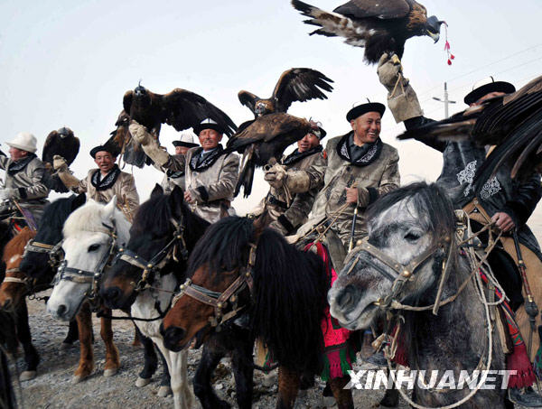 新疆“獵鷹之鄉(xiāng)”上演“空地大戰(zhàn)”