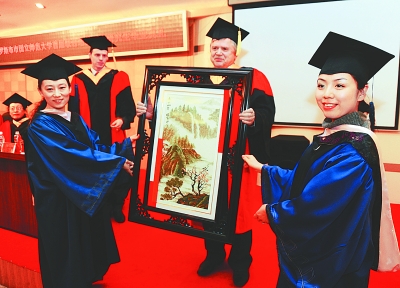 中俄聯(lián)合培養(yǎng)首屆教育學(xué)碩士生順利畢業(yè)