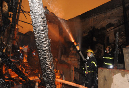 福州龍嶺社區(qū)突發(fā)大火 90多戶居民受災