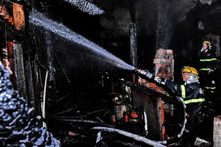 福州龍嶺社區(qū)突發(fā)大火 90多戶居民受災