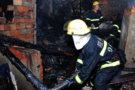 福州龍嶺社區(qū)突發(fā)大火 90多戶居民受災