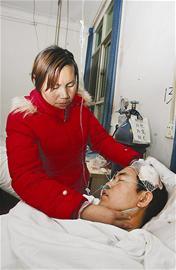 武漢公交司機(jī)因勸人勿坐引擎蓋被歹徒削掉顱骨