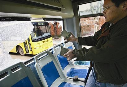 武漢公交司機(jī)因勸人勿坐引擎蓋被歹徒削掉顱骨