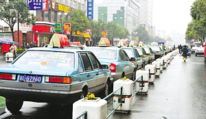 丹陽(yáng)出租車(chē)遭遇“拒保”百輛車(chē)“趴窩”