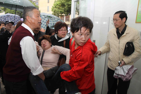 福建南平惡性殺人案續(xù):遇難家屬悲痛悼念當場暈倒