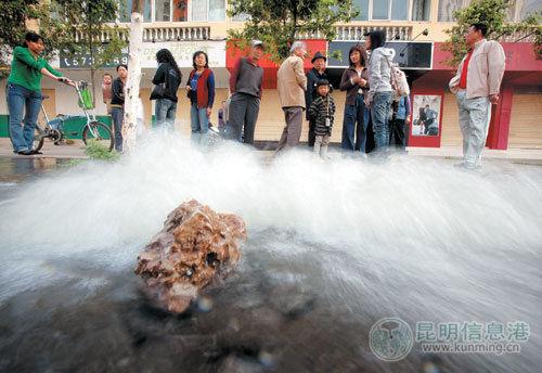 大旱之際 昆明街頭水管爆裂自來水竟白流一夜(圖)