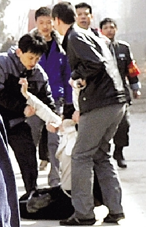 女記者采訪火災(zāi)被架走續(xù):當(dāng)事安保人員被開除