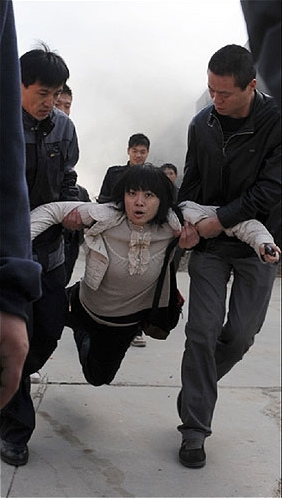 女記者采訪火災(zāi)被架走續(xù):當(dāng)事安保人員被開除