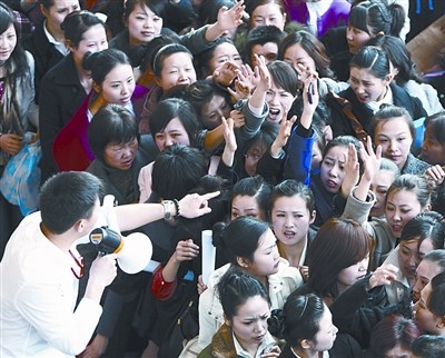 全國最大規(guī)模空姐招聘開始 近萬人爭奪千個名額