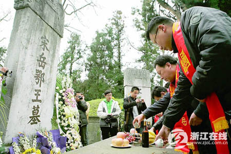 150名小學(xué)生岳廟里學(xué)歷史 岳飛生日不寂寞