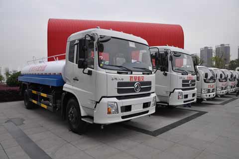 東風捐贈西南災(zāi)區(qū)10輛運水車