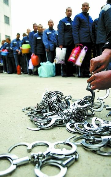 河南周口監(jiān)獄3000多名犯人大轉(zhuǎn)移(組圖)