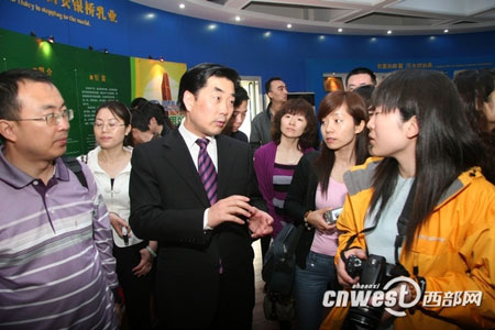 “第四屆全國(guó)網(wǎng)絡(luò)媒體陜西行”采訪團(tuán)走進(jìn)銀橋