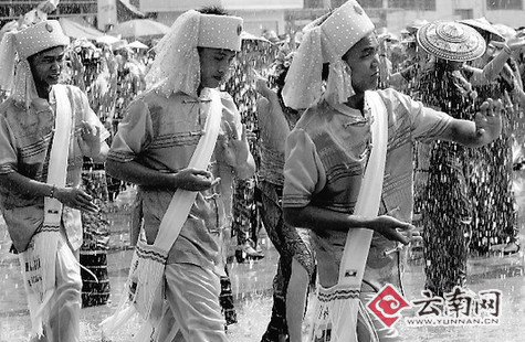 云南潑水節(jié)陸續(xù)上演 潑水狂歡改灑水祈福