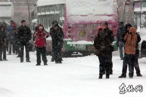中國東北地區(qū)遭遇暴雪 哈爾濱市發(fā)布紅色預(yù)警