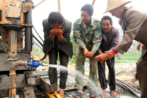 大愛無(wú)限 打井機(jī)組深入云南保山災(zāi)區(qū)探甘泉