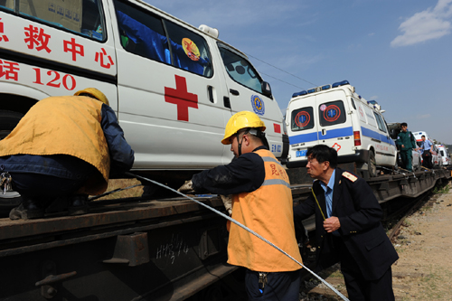 昆鐵快速搶運(yùn)支援玉樹(shù)抗震救災(zāi)人員物資