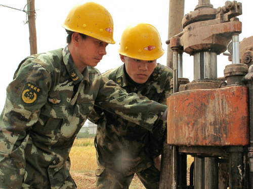 武警黃金部隊(duì)旱區(qū)打井建奇功解決萬(wàn)名村民飲水難