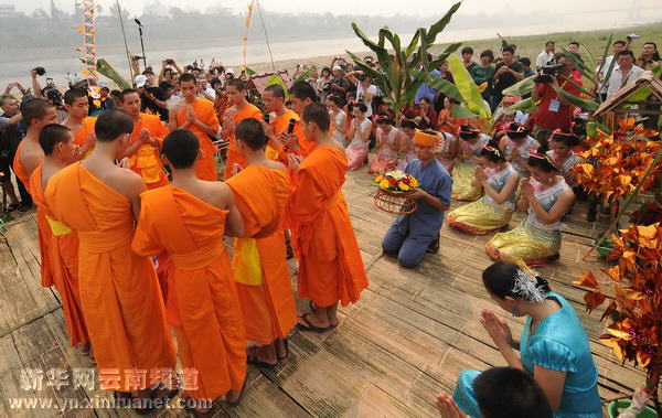 西雙版納歡樂潑水節(jié)