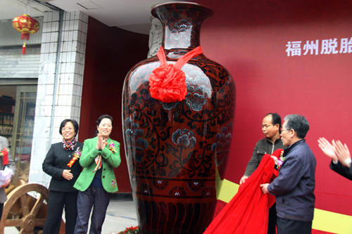 福州脫胎漆器《牡丹大花瓶》啟運參展世博會