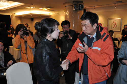 中國攝影著作權協(xié)會為玉樹賑災舉行作品義賣會