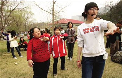 志愿者與智障人士起舞玉淵潭