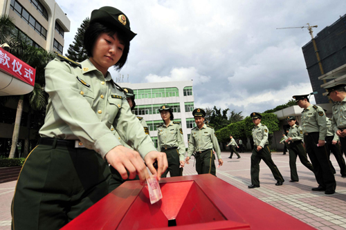 深圳邊防官兵為玉樹地震遇難同胞默哀并捐款