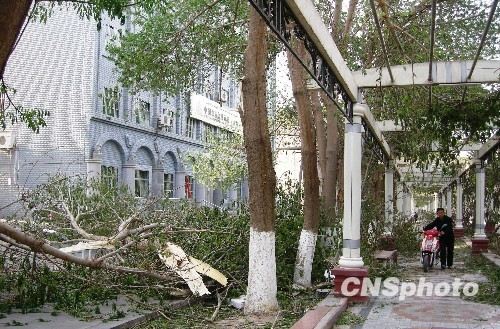 吐魯番遭遇30年不遇強(qiáng)風(fēng) 城區(qū)多處發(fā)生火災(zāi)