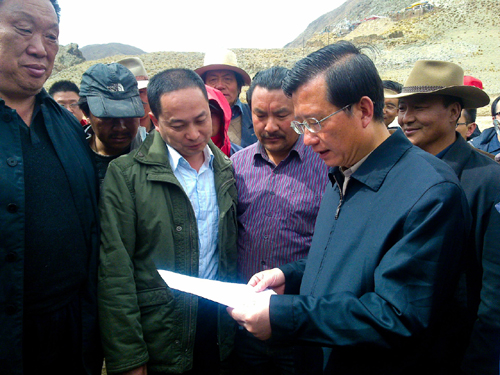 風雪路上一刻不停息 五糧液救援運輸隊抵達玉樹