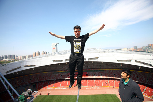 “高空王子”阿迪力鳥巢上空進(jìn)行首次鋼絲試走